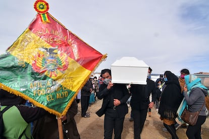 La familia y los vecinos de Esther enterraron a la niña el martes 7 de julio en el cementerio Mercedario de El Alto.