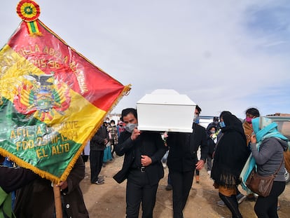 La familia y los vecinos de Esther enterraron a la niña el martes 7 de julio en el cementerio Mercedario de El Alto.