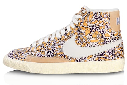 Con estampado liberty, de NIKE (122 euros).