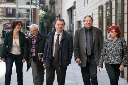 D'esquerra a dreta, Montse Benedí, Santiago Vidal, Alfred Bosch, Juanjo Puigcorbé i Trini Capdevila.