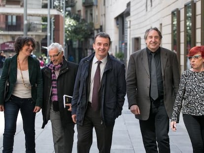 D'esquerra a dreta, Montse Benedí, Santiago Vidal, Alfred Bosch, Juanjo Puigcorbé i Trini Capdevila.