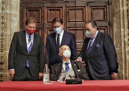 Javier Quesada (presidente ejecutivo de los Jaime I, Ximo Puig y Vicente Boluda, arropan a Santiago Grisolía, el promotor de los premios, este martes en el Palau de la Generalitat.