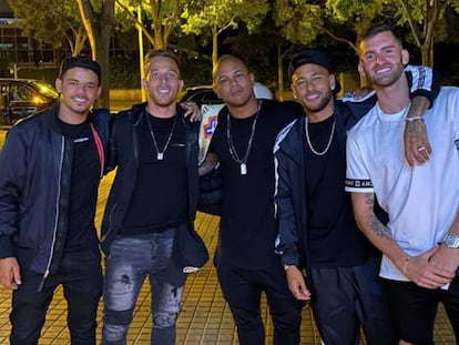 Neymar, el jueves por la noche en Barcelona, con Arthur y Baptistao.