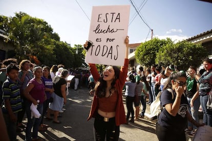 Organizaciones de mujeres celebran la absolución de la joven salvadoreña Imelda Cortez. Una corte de El Salvador, uno de los países que prohíbe todas las formas del aborto, ha marcado un precedente al liberar a Imelda Cortez, una joven acusada de intento de homicidio por supuestamente tratar de abortar a una niña producto del abuso sexual por parte de su padrastro. Cortez fue puesta en libertad tras permanecer en prisión un año y siete meses.