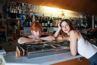 Las actrices posan en la barra de La Taberna Errante antes de sentarse a comer. 