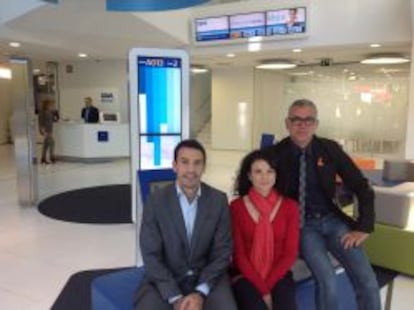 Gustavo Vinacua, director del Centro de Innovación de BBVA; Elisabet Cuenca (OpenDomo), la ganadora del concurso, y Juan Ramón Lucas, presentador de 'Código Emprende'.
