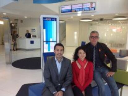 Gustavo Vinacua, director del Centro de Innovaci&oacute;n de BBVA; Elisabet Cuenca (OpenDomo), la ganadora del concurso, y Juan Ram&oacute;n Lucas, presentador de &#039;C&oacute;digo Emprende&#039;.