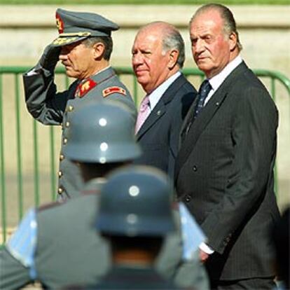 Don Juan Carlos y Ricardo Lagos, en el aeropuerto de Santiago.