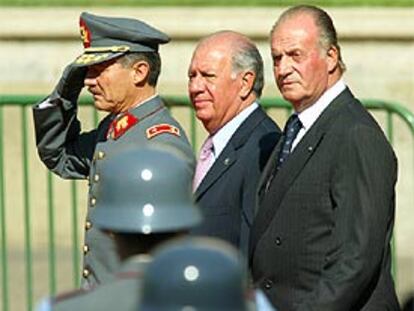 Don Juan Carlos y Ricardo Lagos, en el aeropuerto de Santiago.