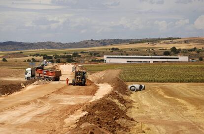 Obras en los accesos a la parcela destinada al ATC de Villar de Cañas (Cuenca).