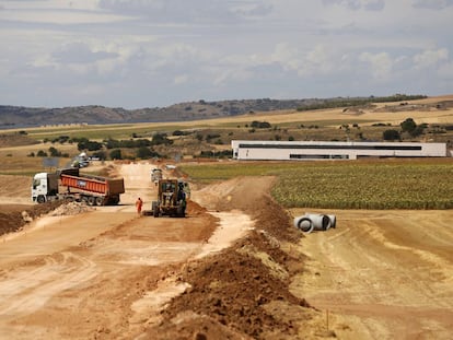 Obras en los accesos a la parcela destinada al ATC de Villar de Ca&ntilde;as (Cuenca). 