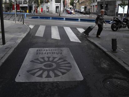 Logo de Madrid Central en una calle de Madrid. 