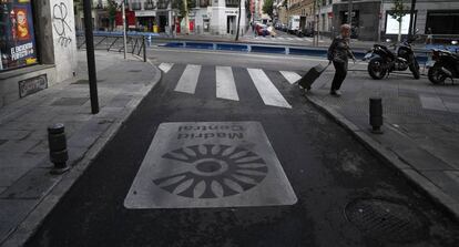 Logo de Madrid Central en una calle de Madrid.