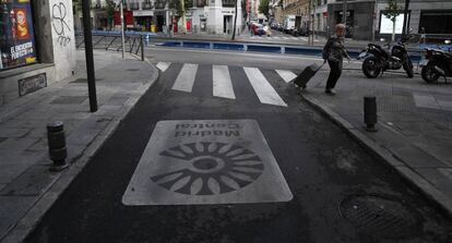 Logo de Madrid Central en una calle de Madrid. 