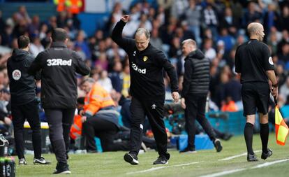 Bielsa, durante el Leeds-Aston Villa en el que ordenó a su equipo que se dejara encajar un gol por haber marcado antes con un jugador de su rival en el suelo.