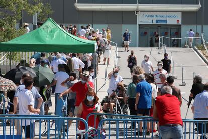 Madrileños wait in line to be vaccinated at the Hospital Isabel Zendal in a file photo from earlier in July.