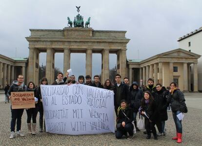 Un grupo de españoles ha repartido un comunicado en solidaridad con Valencia frente a la puerta de Brandenburgo de la ciudad alemana