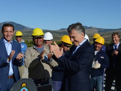 El presidente Mauricio Macri recorre obras de remodelación del aeropuerto de San Martín de los Andes, el 10 de febrero pasado.