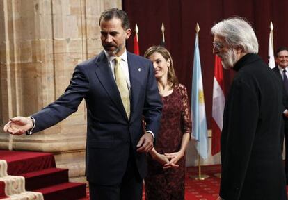 Don Felipe y doña Letizia conversan con el cineasta autriaco Michael Haneke, Premio Príncipe de Asturias de las Artes.
