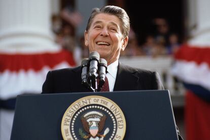 Ronald Reagan – Él fue la primera estrella del entretenimiento en conseguir llegar a la Casa Blanca. El cuadragésimo presidente de los Estados Unidos se dio a conocer primero como actor en películas de serie B –de calidad cuestionable– durante dos décadas, pero siempre exhibió un importante compromiso político. Formó parte del Sindicato de Actores desde los 30 años y fue gobernador de California antes de su mandato de ocho años como presidente, marcado por el final de la guerra fría.