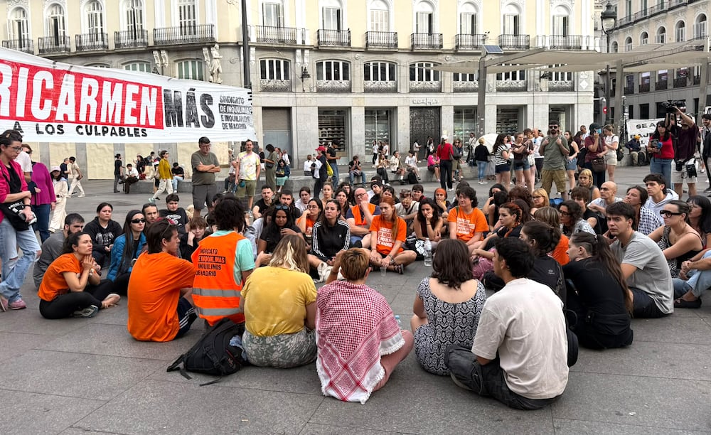 Taller de acción directa, este domingo en la acampada en protesta por la vivienda, en Sol.