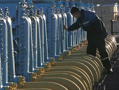 Un trabajador en una estación de compresión del gasoducto Yamal-Europa en Bielorrusia, en una imagen de archivo.