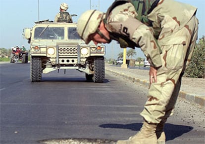 Un soldado de EE UU inspecciona el asfalto de una carretera cercana a la localidad de Ramadi, en Irak.