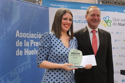 Raquel Rendón recoge el Premio Huelva de Periodismo 2018.