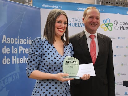 Raquel Rendón recoge el Premio Huelva de Periodismo 2018.