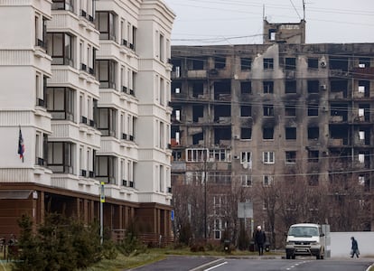 Bloque de las nuevas viviendas construidas por el Gobierno ruso frente a un edificio en ruinas al otro lado de la calle Kuprina, el pasado diciembre.
 