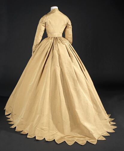 Vestido de Charles Frederick Worth, París. Acanalado de seda, donación Manuel Rocamora, 1969.