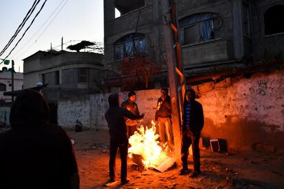El estado de ánimo se ha vuelto más tenso en las últimas semanas a medida que se acerca el 30 de marzo, fecha en la que se cumple el primer aniversario de las protestas en la frontera de Gaza que han abierto un nuevo frente mortal en el conflicto israelí-palestino. En la imagen, un grupo de hombres desempleados hacen una hoguera con cartón para calentarse durante el amanecer en la ciudad de Gaza, 18 de febrero de 2019. Un nuevo día comienza.