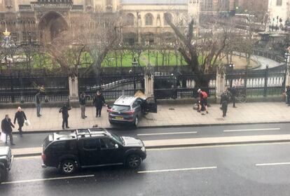 Vehículo del atacante terrorista estrellado contra la valla del edificio del Parlamento.