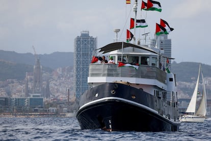 La flotilla Global Sumud, tras zarpar del puerto de Barcelona, antes de regresar por el mal tiempo, este domingo.