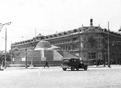 La fuente de Cibeles fue cubierta con una estructura poligonal de ladrillo coronada por sacos terreros.