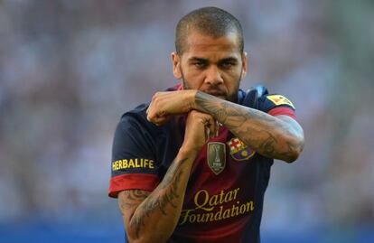 Alves celebra el primer gol del partido