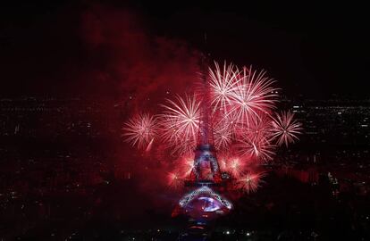 Vista de los fuegos artificiales en el cielo cerca a la Torre Eiffel como parte de la celebración del Día de la Bastilla en París, Francia.