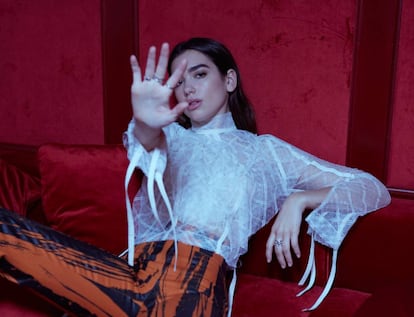 Dua Lipa, en pose de estrella con total look de Loewe y anillos de Hermès.