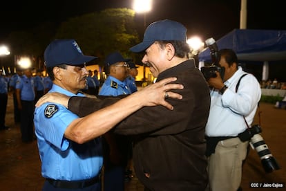 Marcos Alberto Acuña con Daniel Ortega