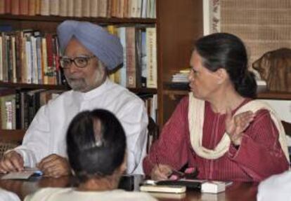 El primer ministro de la India, iManmohan Singh, con la presidenta del Partido del Congreso Indio, Sonia Gandhi, en Nueva Delhi. EFE/Archivo