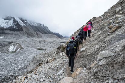 El daño se extendió desde Katmandú hasta la región de Khumbu, donde una avalancha en las cercanías de Pumori asoló el campamento base del Everest, matando a 22 escaladores. Sólo 17 días después otro terremoto de magnitud 7,3 golpeó la región. En la imagen, un grupo de escaladores inician el camino de vuelta desde el campamento base del Everest.