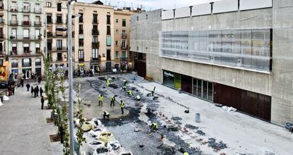 Trabajos de urbanizaci&oacute;n del entorno de la Filmoteca de Catalu&ntilde;a en el barrio del Raval.