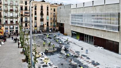Trabajos de urbanización del entorno de la Filmoteca de Cataluña en el barrio del Raval.