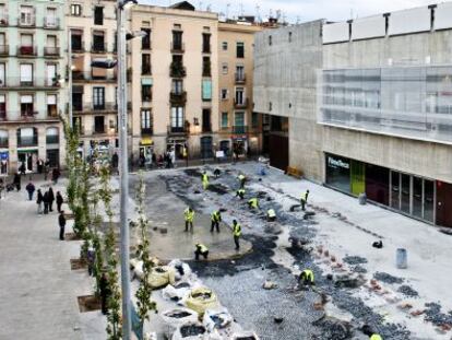 Trabajos de urbanizaci&oacute;n del entorno de la Filmoteca de Catalu&ntilde;a en el barrio del Raval.