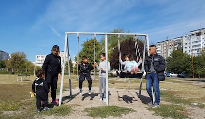 Aya e Tarek junto a seus quatro filhos no centro de refugiados de Galati (Rumania).