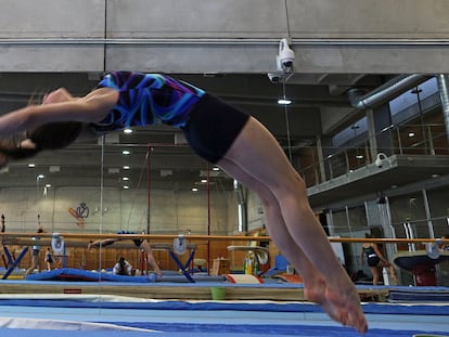Unas gimnastas se entrenan en el Centro de Alto Rendimiento de Madrid.
