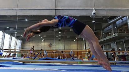 Unas gimnastas se entrenan en el Centro de Alto Rendimiento de Madrid.