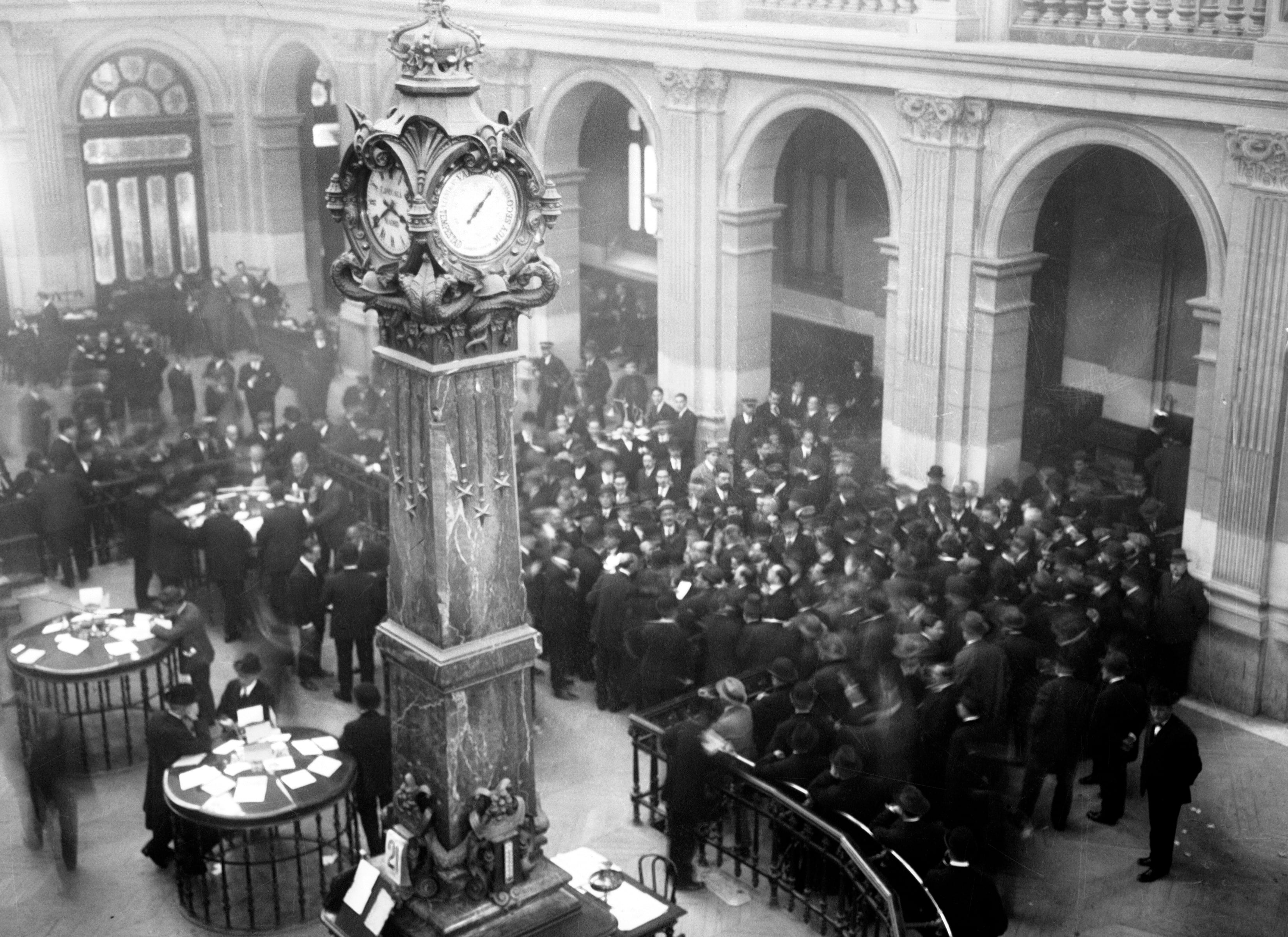 Patio de operaciones de la Bolsa de Madrid, en una imagen de 1920. 