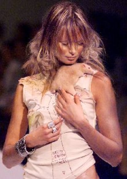 Una modelo sostiene una rata mientras luce un modelo del diseñador Tsubi en la Semana Australiana de la Moda que se está celebrando en Sydney.