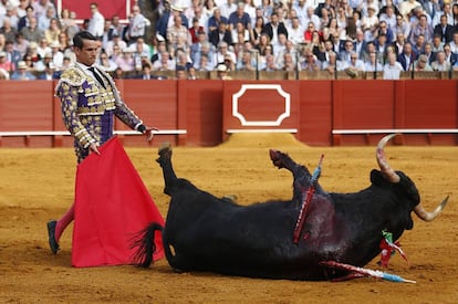 El torero José María Manzanares, ante un toro de Núñez del Cuvillo, el pasado Domingo de Resurrección en Sevilla